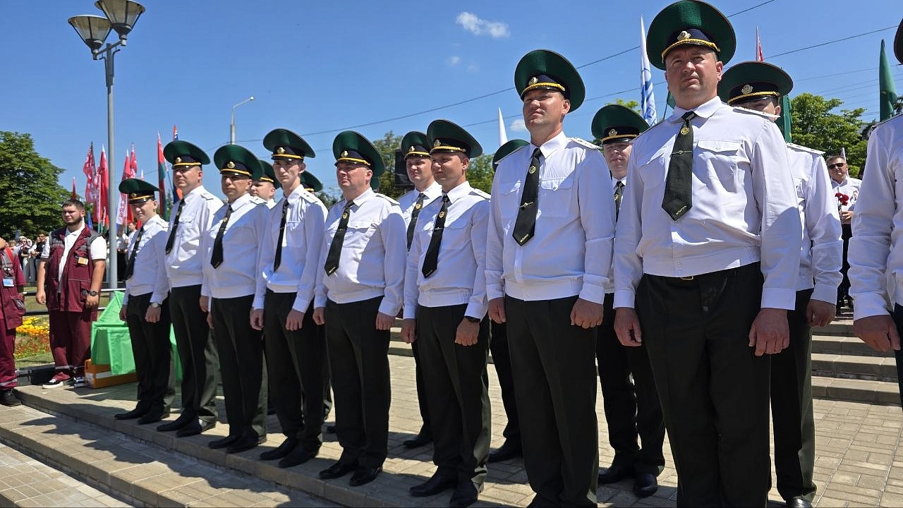 Гомель помнит: пограничники на Аллее Героев 