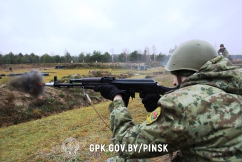Новобранцы Пинского пограничного отряда выполнили первые боевые стрельбы