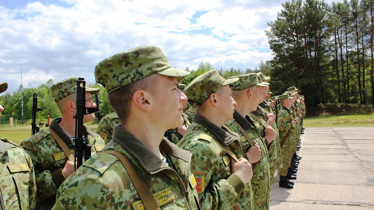 Вручение оружия новому пополнению