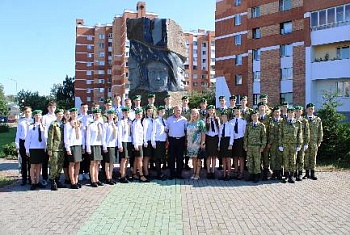 Пинские пограничники поздравили учащихся средних школ с Днем знаний