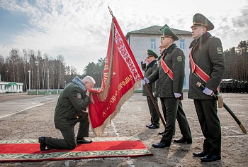 Полковник Андрей Волков простился с Боевым Знаменем Сморгонской пограничной группы