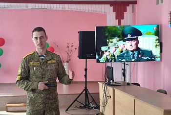 Курсант Института пограничной службы встретился с учащимися Радостовской школы