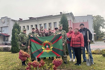 Дзержинск в цветах: военнослужащие войсковой части 1463 внесли свой вклад в озеленение города