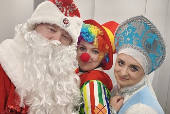 Дед Мороз, Снегурочка и весёлый Клоун поздравили детей пограничников на дому