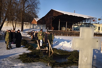 На Крещение — с молитвой и мужеством: пинские пограничники совершили традиционное омовение