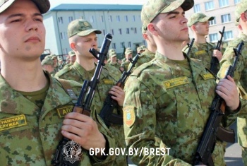 В Брестской пограничной группе торжественно вручили оружие новому пополнению защитников границы