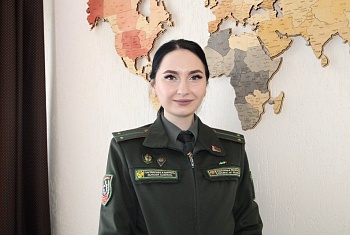 Женщина в форме: сила, стойкость и преданность делу