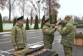 Торжественный ритуал: вручение оружия новобранцам