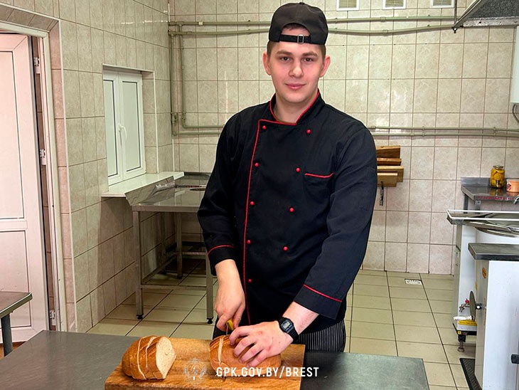 Пограничник и шеф-повар в одном лице: кобринчанин Максим Магдысюк превращает обеды на заставе в кулинарные шедевры 