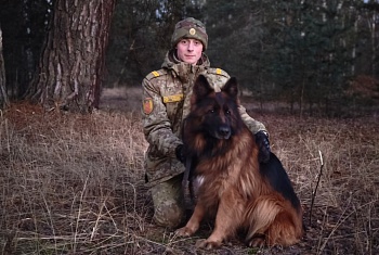 По семейному призванию: слутчанин Максим Сергейчик стал кинологом на пинской границе