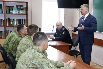 Депутат Виталий Раковец и прокурор Александр Широких встретились с лидскими пограничниками