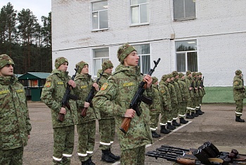 В Сморгонской пограничной группе состоялся ритуал вручения оружия новому пополнению