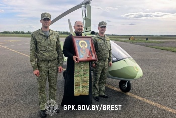 Священнослужитель совершил воздушный крестный ход с иконой Гергия Победоносца вдоль Государственной границы