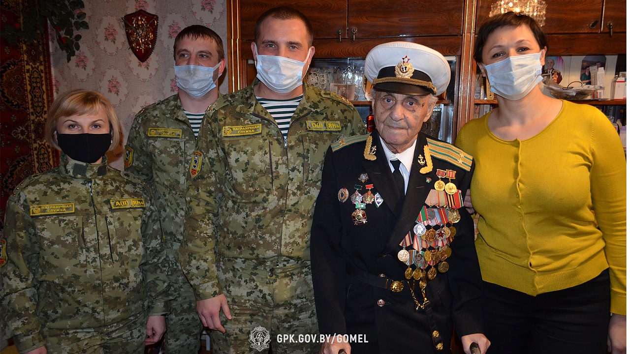 Ветеран Великой Отечественной войны Наум Каплан передал кортик в музей пограничной группы Ветеран Великой Отечественной войны Наум Каплан передал кортик в музей пограничной группы