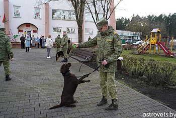 С жителями Ольховки встретились военнослужащие Сморгонской погрангруппы и Пинского коллектива «Единство»