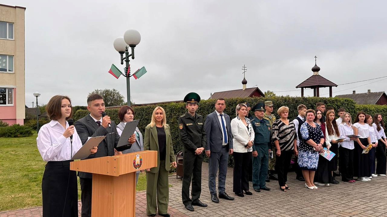 Лидские пограничники поздравили учеников средних школ с Днём знаний Лидские пограничники поздравили учеников средних школ с Днём знаний