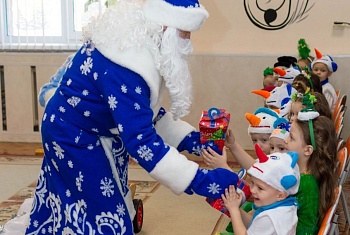 Дед Мороз из военного оркестра подарил детям праздник