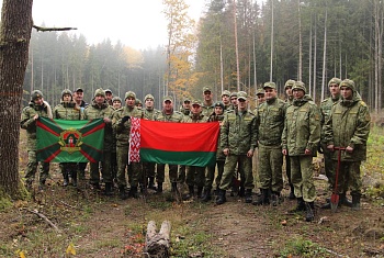 Военнослужащие Лидского погранотряда присоединились к республиканской акции «Дай лесу новае жыцце» в Вороновском районе