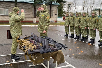 В войсковой части 1463 состоялся торжественный ритуала вручения оружия личному составу