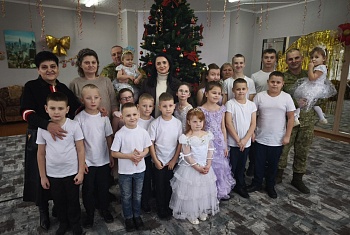 Пинские пограничники поздравили воспитанников Логишинского социально-педагогического центра с наступающим Новым годом