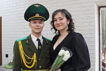 Живая музыка и цветы для женщин Лидского погранотряда!