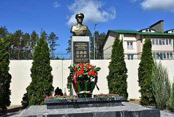 Героев помним имена
