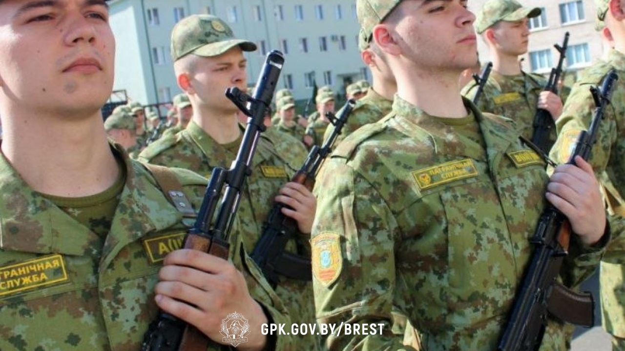 В Брестской пограничной группе торжественно вручили оружие новому пополнению защитников границы