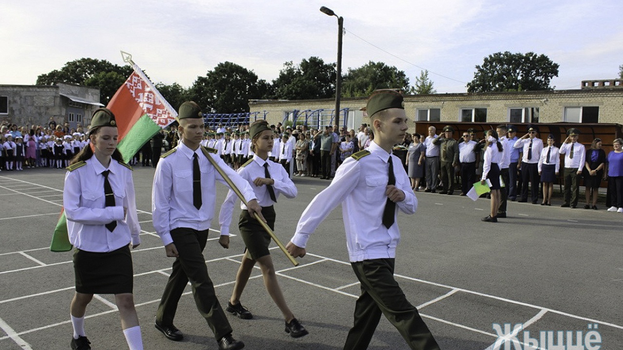 Мозырские пограничники поздравили школьников 8-ой средней школы с Днём знаний
