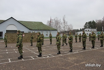 Новобранцы проходят курс начальной военной подготовки