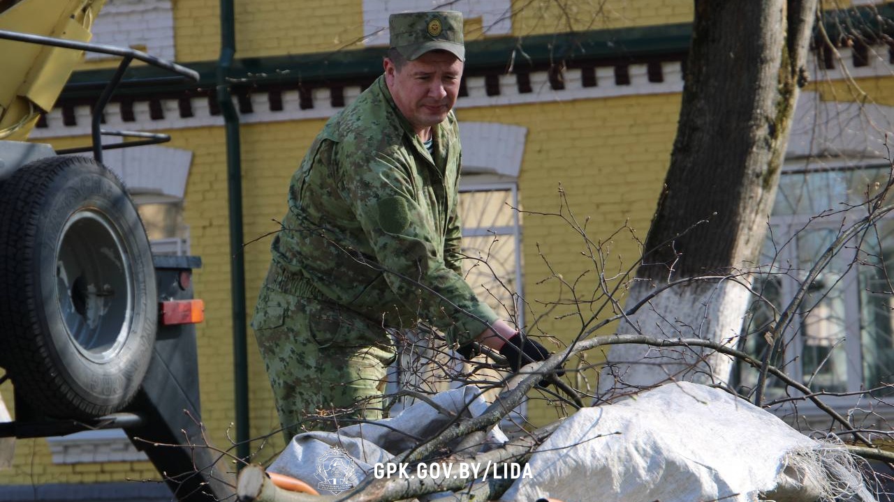 Верность традициям и памяти: Лидский погранотряд активно включился в республиканский субботник