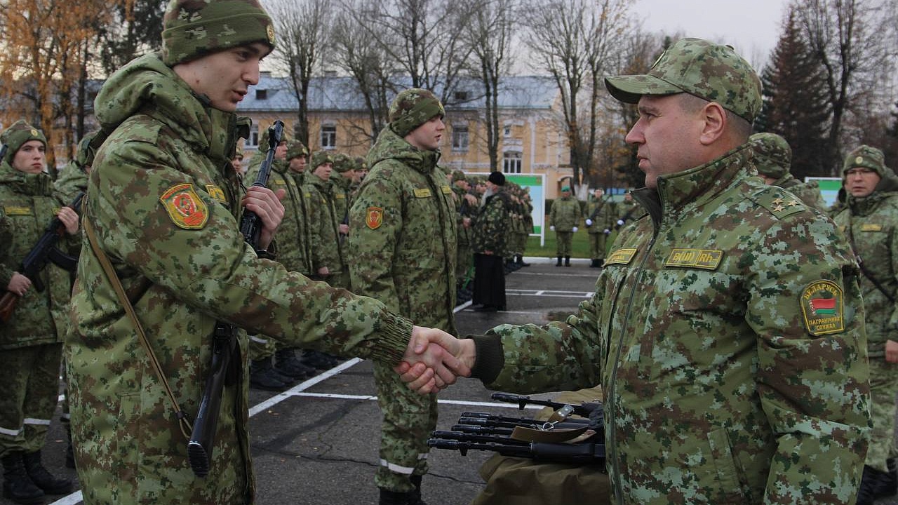 Новому пополнению лидских пограничников вручили боевое оружие