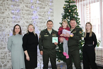 Встречи полные тепла: пограничники поздравили детей и пожилых граждан с Новым годом