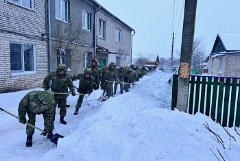 Военнослужащие войсковой части 1463 помогают Дзержинску справиться со снежной стихией