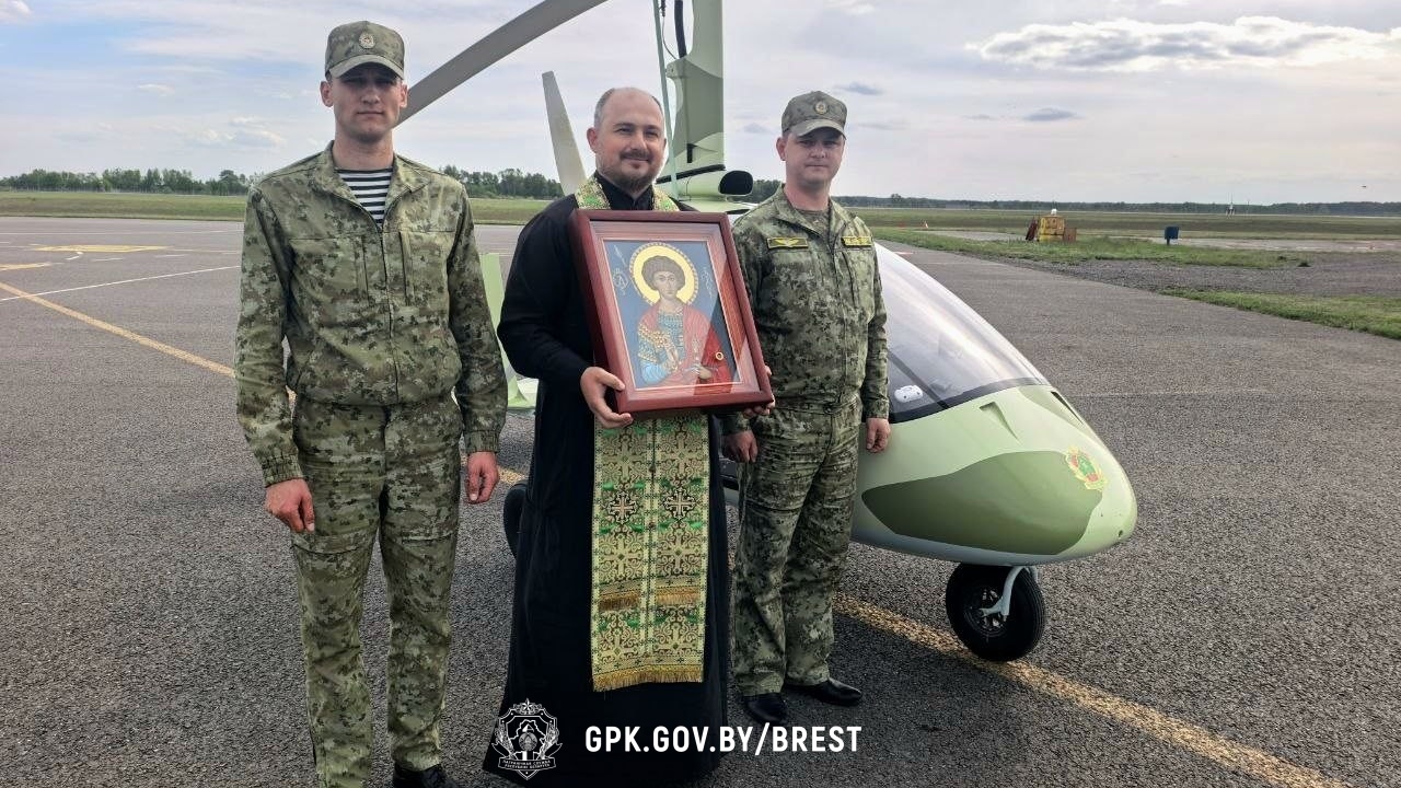 Священнослужитель совершил воздушный крестный ход с иконой Гергия Победоносца вдоль Государственной границы