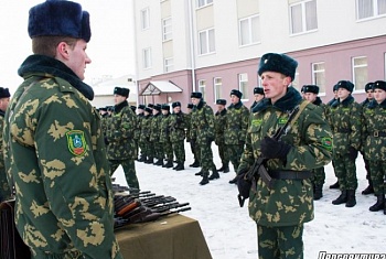 Более двумстам пограничникам-новобранцам вручили боевое оружие