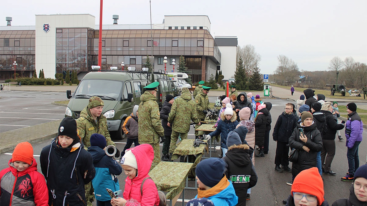 Брестские пограничники приняли участие в выставке техники и вооружения