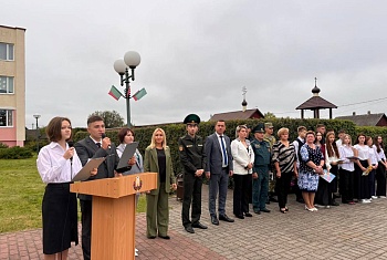 Лидские пограничники поздравили учеников средних школ с Днём знаний