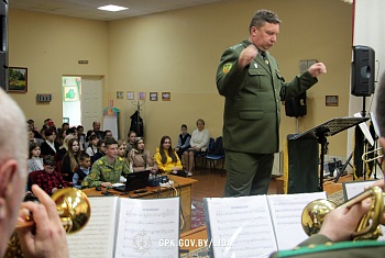 Военный оркестр выступил перед жителями Ивьевского района