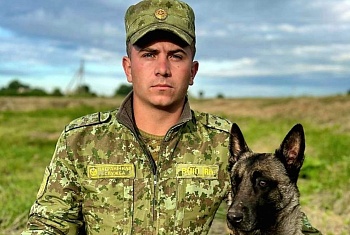 Человек собаке друг. А пограничник - тем более!