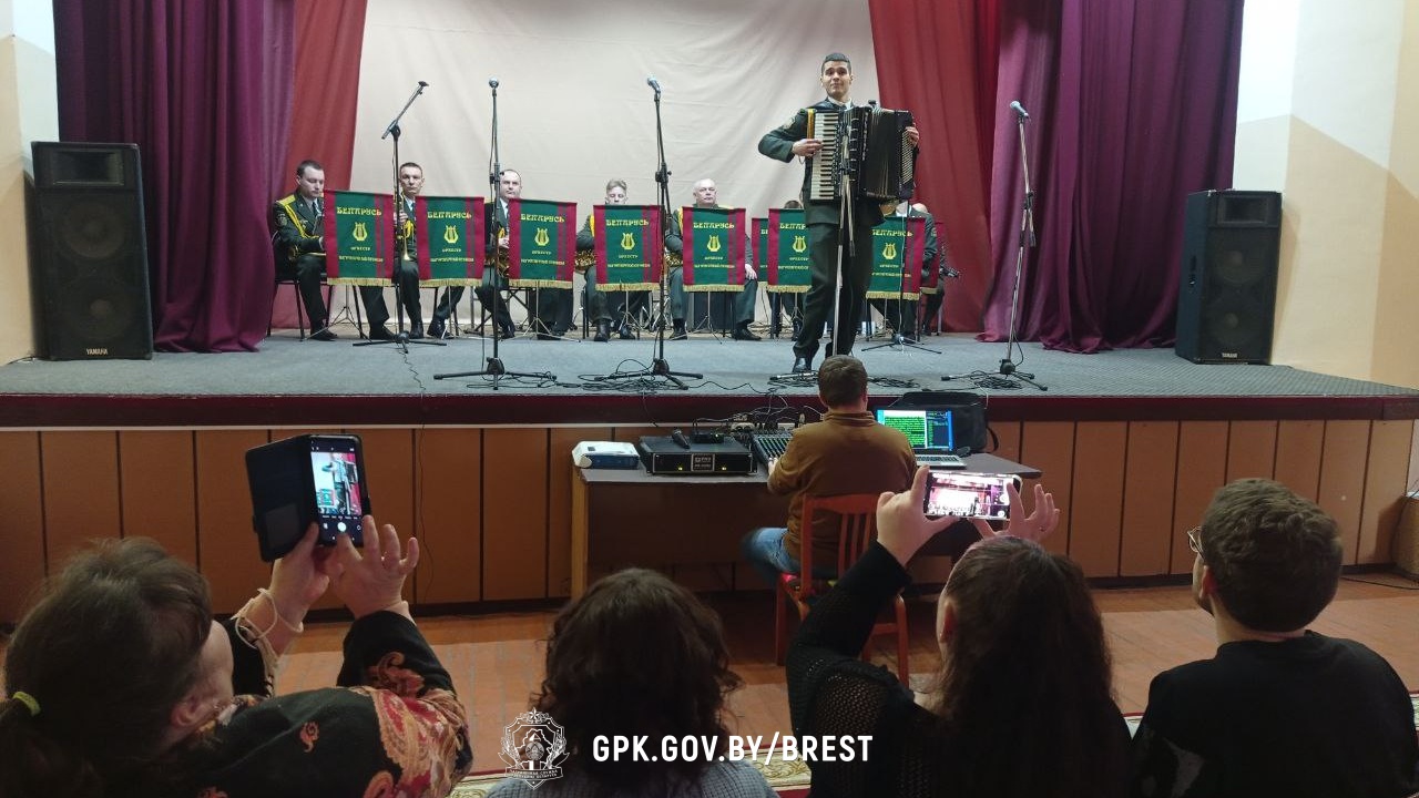 Концерт военного оркестра в Муховце