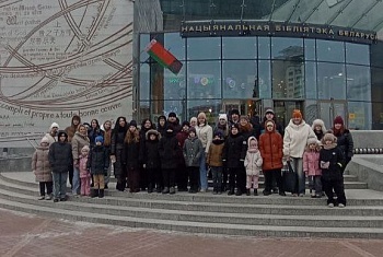 Пинские пограничники с детьми посетили новогоднее представление в Минске