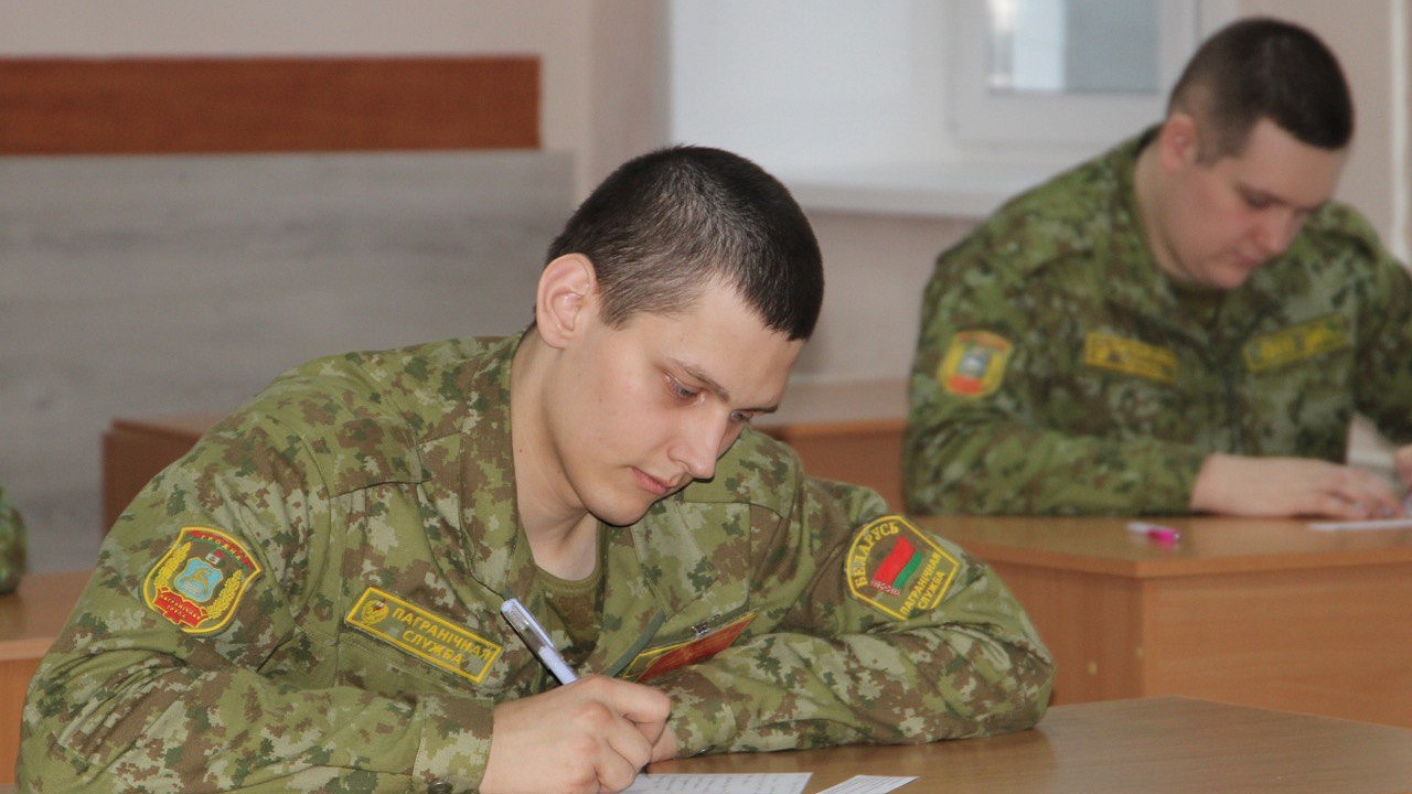 Новобранцы Лидского пограничного отряда успешно сдали первые экзамены