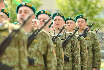 Верность, честь и долг: в войсковой части 2007 новобранцы приняли присягу