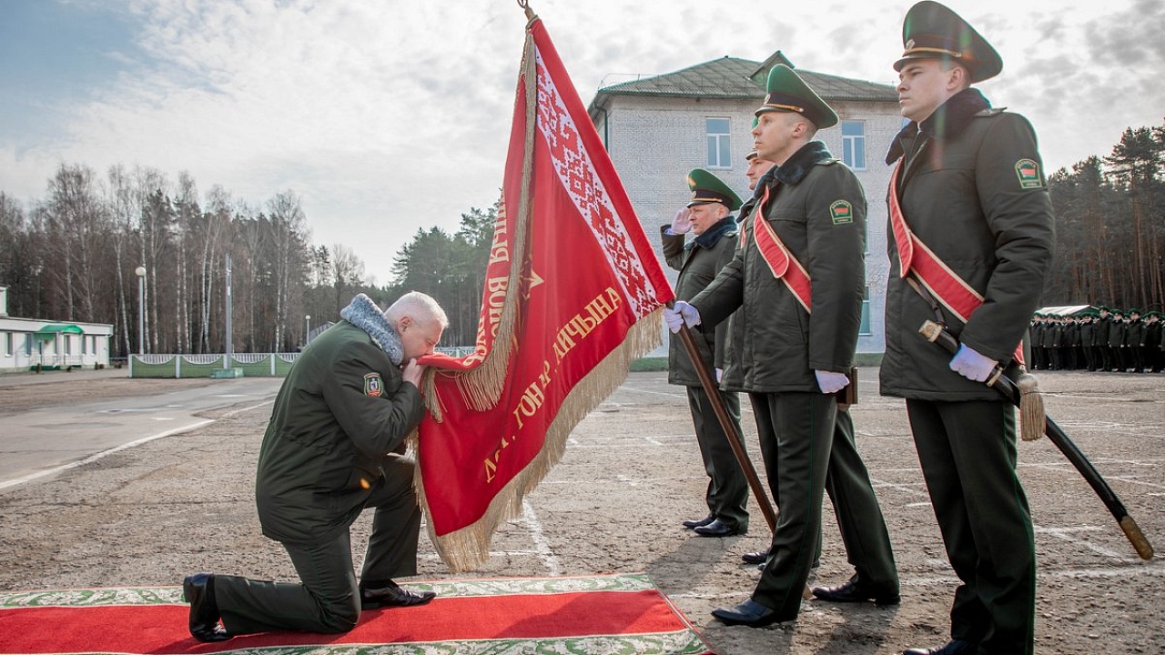 Полковник Андрей Волков простился с Боевым Знаменем Сморгонской пограничной группы