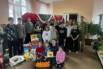 Тепло и подарки: Пограничники поздравили ребят из Дивинского детского дома с Новым годом