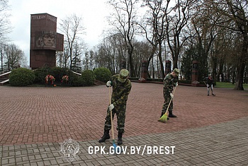 Брестские пограничники присоединились к республиканскому субботнику