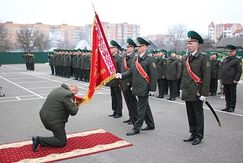 В Пинском пограничном отряде состоялся ритуал прощания с Боевым знаменем 