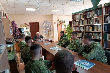 В Пинском пограничном отряде прошла встреча с белорусской писательницей Марией Ляшук