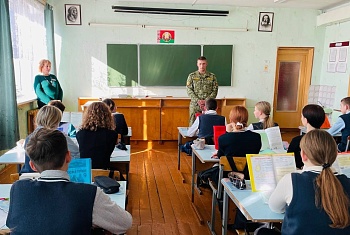 Пограничники встретились со школьниками города Поставы