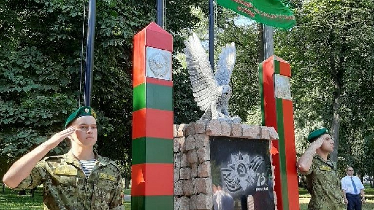 В Жлобине открыли памятный знак «Пограничникам всех поколений»